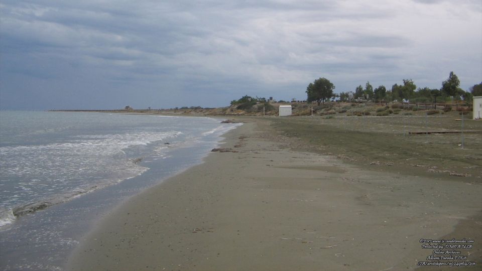 Η παραλία Παρασόλια στο Κίτι Λάρνακας