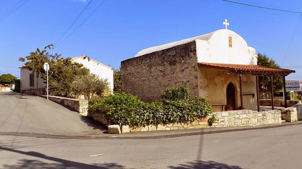 The small chapel of Episkopi is dedicated to Ypapanti Theotokou (the Presentation of the Virgin)