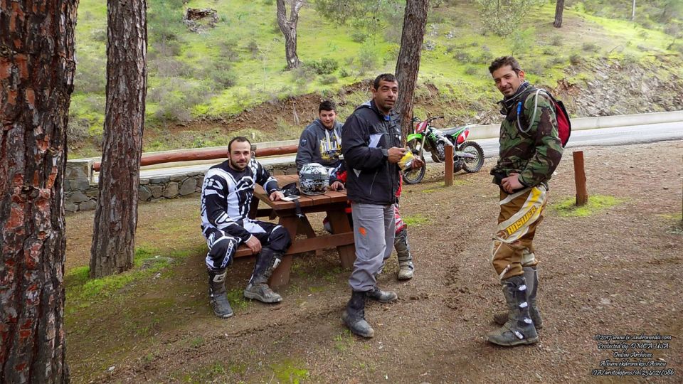 Οι νεαροί μοτοσυκλετιστές ξεκουράζονται μετά τις "κόντρες" τους στον εκδρομικό χώρο της Ασίνου 