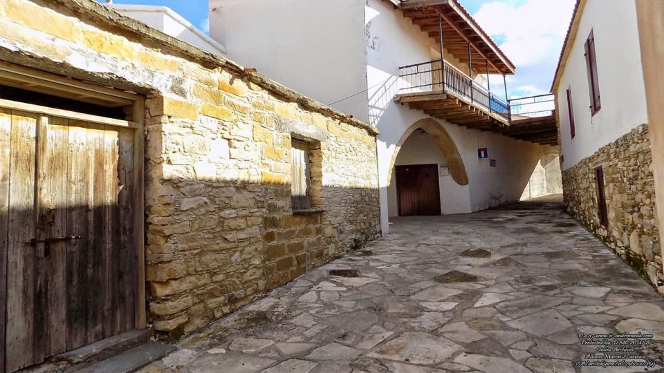 Δρομάκι στο χωριό Μαρώνι και σπίτια με παραδοσιακή αρχιτεκτονική