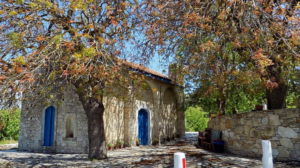 Ο Ναός Αγίου Γεωργίου είναι ότι έχει σωθεί στο χωριό Τρόζενα