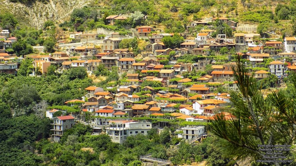 Το χωριό της Πιτσιλιάς η Άλωνα χάνεται μέσα στις χιλιάδες χρώματα που η Κυπριακή φύση το έχει ντύσει