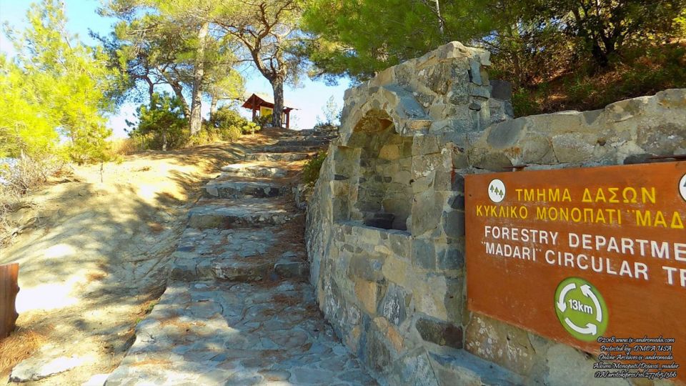 Η πέτρινη σκάλα με τα 13 σκαλιά είναι η αφετηρία του μονοπατιού Δόξα σοι ο Θεός- Μαδαρή