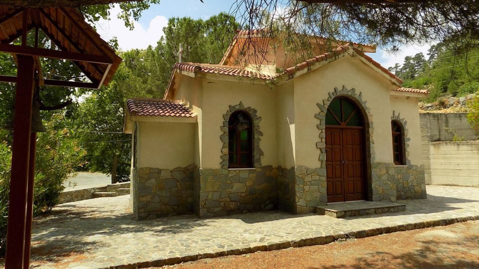 Ο Ναός Παναγίας Αμιάντου ανάμεσα στα χωριά Αμίαντος και Πελέντρι