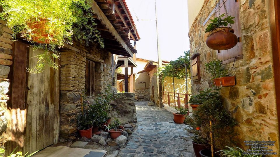Γραφικό δρομάκι στο χωριό Κακοπετριά Σολέας