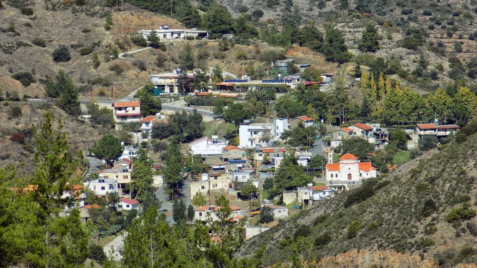 Το νέο Απλίκι Ορεινής όπως φαίνεται από την τοποθεσία του παλαιού χωριού