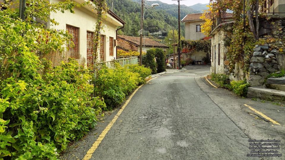 Το χωριό Καννάβια βρίσκεται σκαρφαλωμένο στις βόρειες πλαγιές του Όρους Μαδαρή 