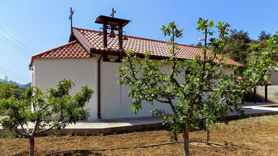 Ανάμεσα σε περιβόλι βρίσκεται κτισμένο το εξωκλήσι Αγία Μαρίνα & Αγία Παρασκευή στο Καλό χωριό Ορεινής