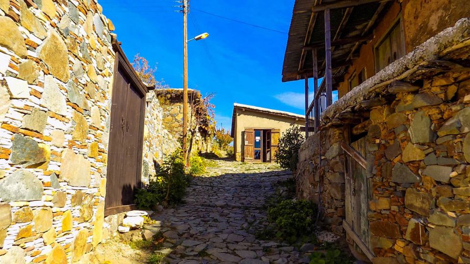 Παραδοσιακή γειτονιά στο εγκαταλελειμμένο χωριό Φικάρδου με χαρακτηριστικά δείγματα παραδοσιακής αρχιτεκτονικής