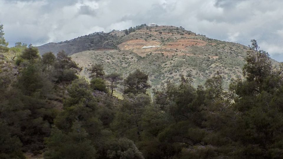 Το μοναστήρι του Προφήτη Ηλία μας "κρατά" συντροφιά καθ' όλη την διάρκεια της διαδρομής