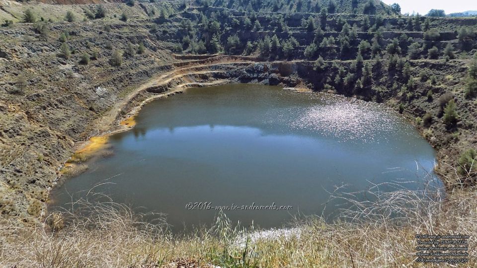 Ο κρατήρας και η λίμνη του μεταλλείου Κοκκινοαντώνη στο χωριό Μαθιάτης