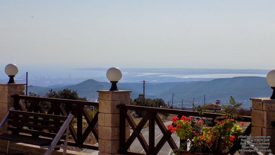 Τα νότια παράλια της Κύπρου και η αλμυρή λίμνη Ακρωτηρίου όπως φαίνονται από το χωριό Κορφή