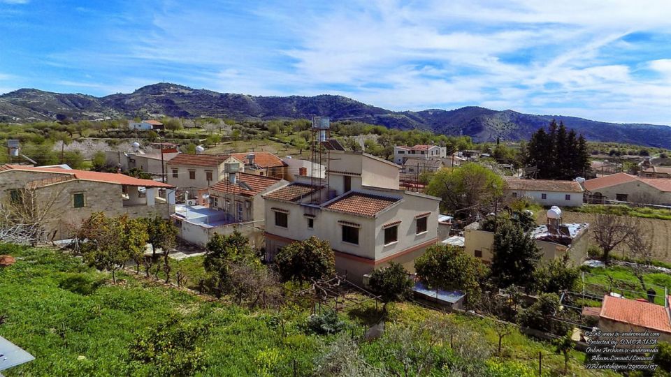 Το χωριό Λιμνάτι της επαρχίας Λεμεσού κτισμένο μέσα στην καταπράσινη κοιλάδα του ποταμού Λιμνάτη