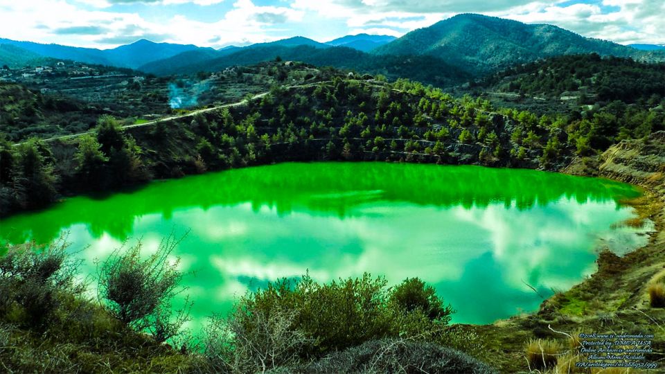 Η λίμνη με τα "χίλια" χρώματα στο παλιό μεταλλείο Μεμί που βρίσκεται στο χωριό Ξυλιάτος