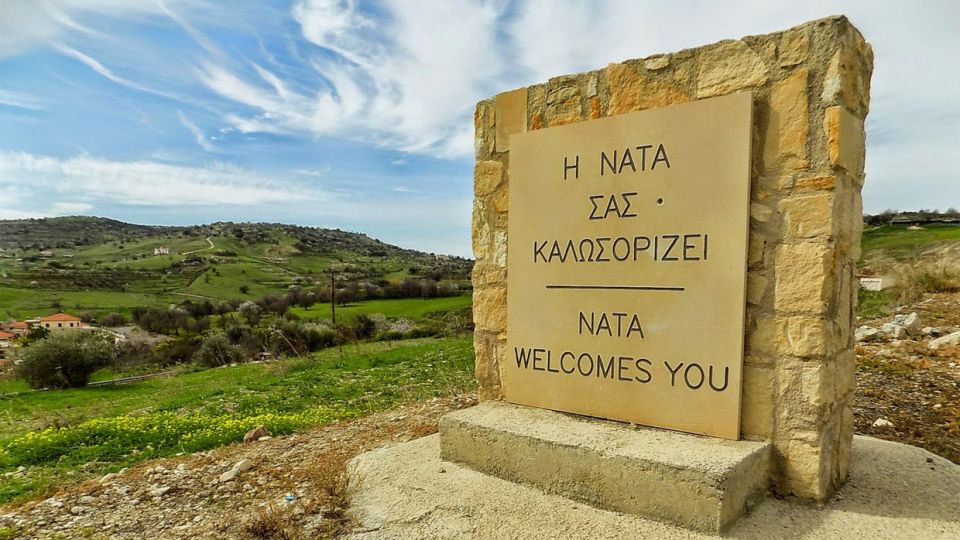 Στην είσοδο του χωριού Νατά μας καλωσορίζει μια πέτρινη στήλη και μια φυσική πηγή νερού