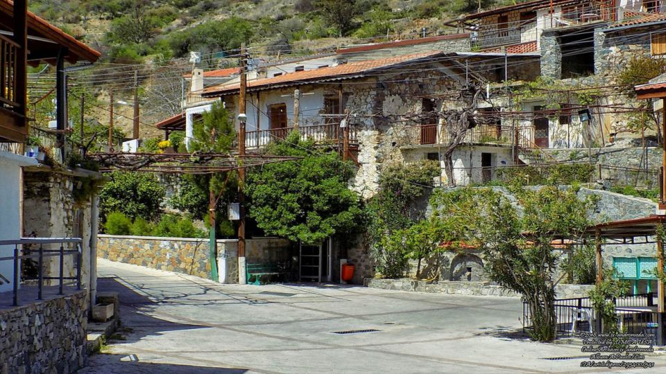Η μικρή πλακόστρωτη πλατεία του χωριού Άγιος Παύλος Λεμεσού