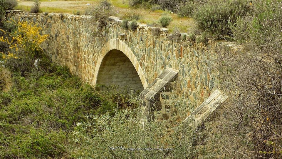 Το πέτρινο γεφύρι στα Λεύκαρα είναι καταδικασμένο να παρασυρθεί από τα νερά του ποταμού Συρκάτη  