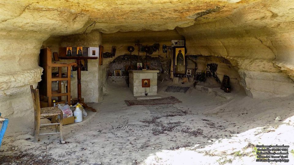 Το σπήλαιο, στη Βάσα Κοιλανίου, μέσα στο οποίο έζησε και κοιμήθηκε ο όσιος Βαρνάβας