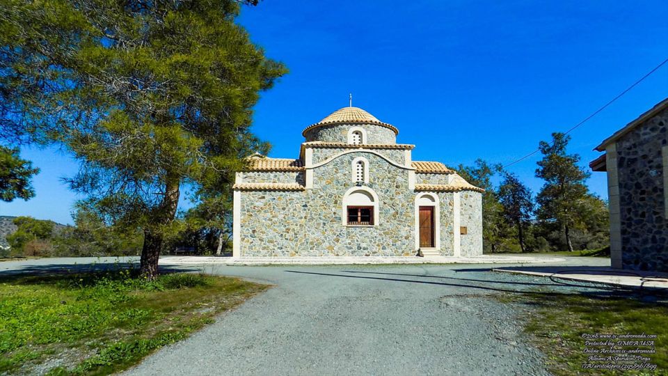 Στα πυργά Λάρνακας υπάρχει εξωκλήσι αφιερωμένο στον Άγιο Σπυρίδωνα