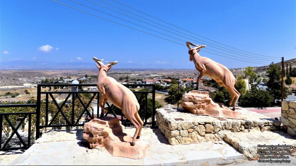 Δύο ομοιώματα Αγρινού συμβολικά τοποθετήθηκαν στο ψηλότερο σημείο όπου οικοδομήθηκε ο πρώτος οικισμός της Κάτω Μονής 