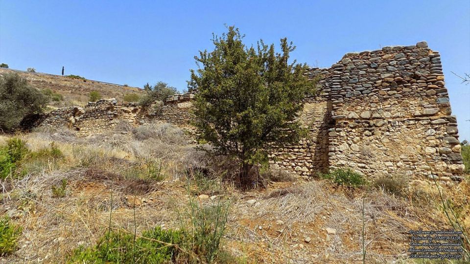 Ο Νερόμυλος βρίσκεται σχεδόν μέσα στην αυλή του μοναστηριού Αγίου Νικολάου Ορούντας