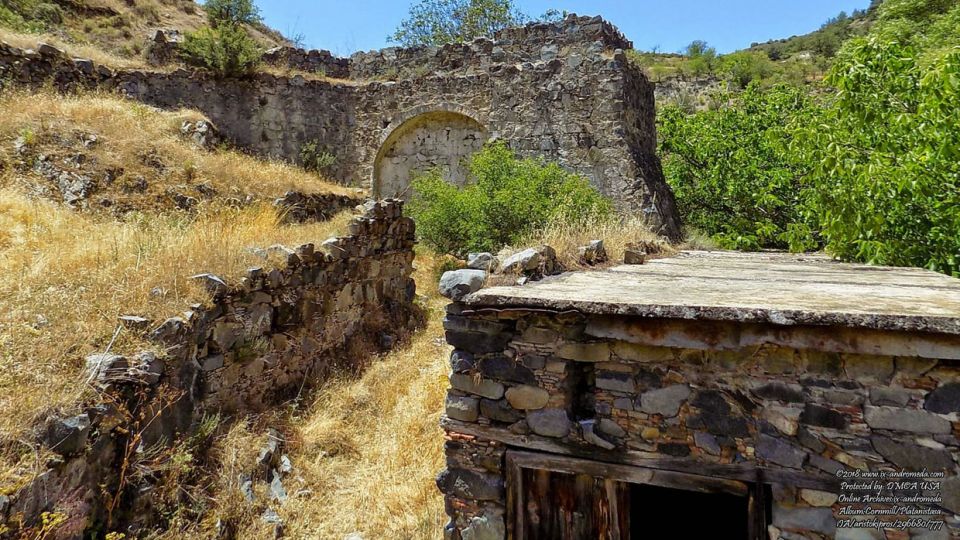 Οι παλαιές γενεές των κατοίκων της Πλατανιστάσας μας κληροδότησαν ένα πανέμορφο μνημείο.