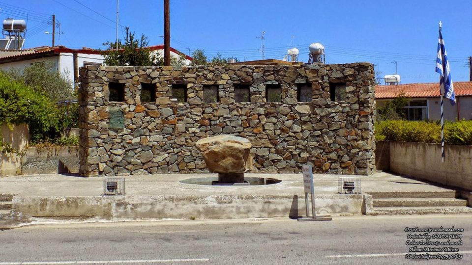 Σαν ελάχιστο φόρο τιμής σε οκτώ νεαρά παιδιά το μνημείο Ηρώων στο χωριό Μιτσερό