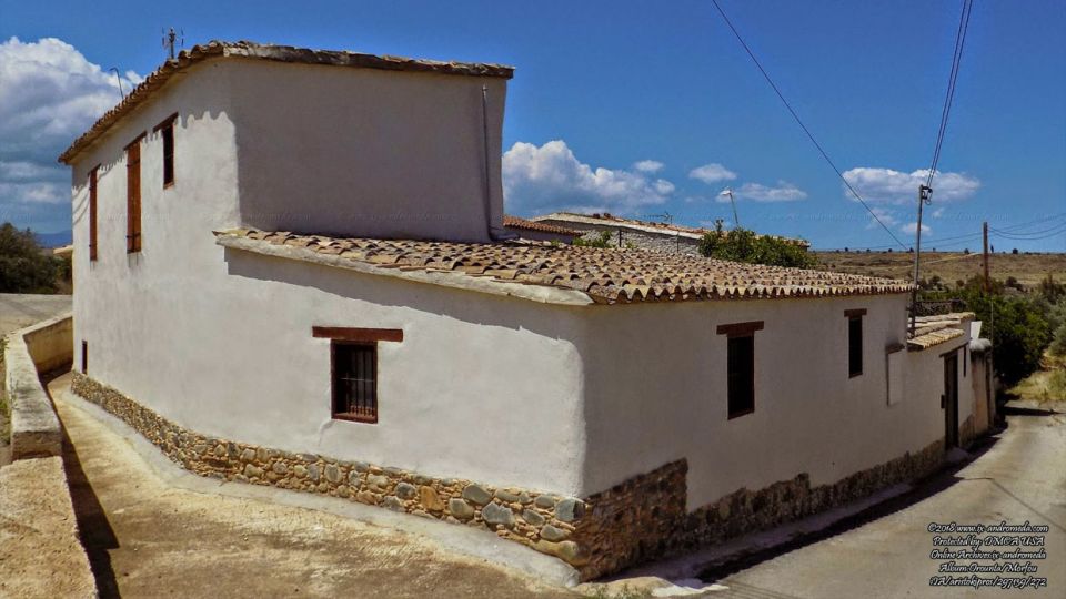 Σπίτι με την παραδοσιακή αρχιτεκτονική της Μεσαορίας στο χωριό Ορούντα