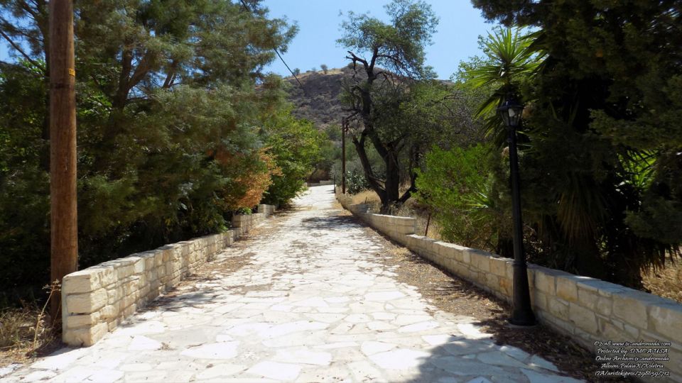 Το πλακόστρωτο δρομάκι που οδηγεί στην Πάνω Βρύση στο χωριό Χολέτρια