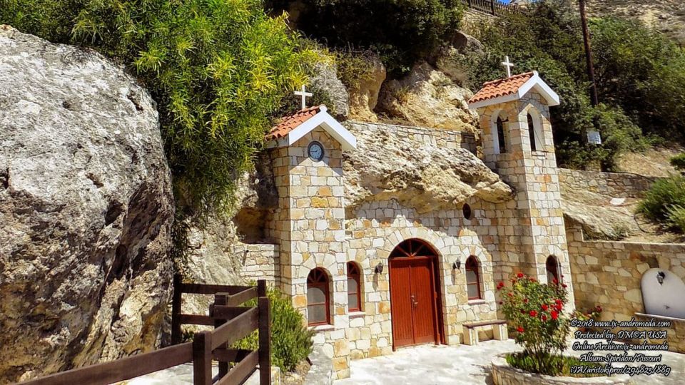 Το σπήλαιο-εξωκλήσι που είναι αφιερωμένο στον Άγιο Σπυρίδωνα τον Θαυματουργό στο χωριό Πισσούρι