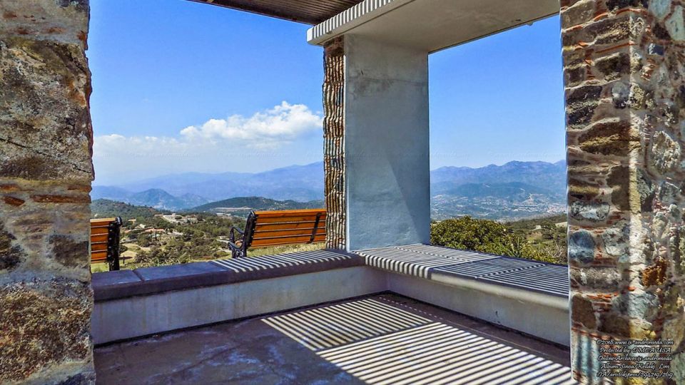 Το σημείο θέας στην κορυφή του λόφου ΣΙΝΟΑΣ δεσπόζει πολλών χωριών της άλλοτε Μεγάλης Κουμανταρίας