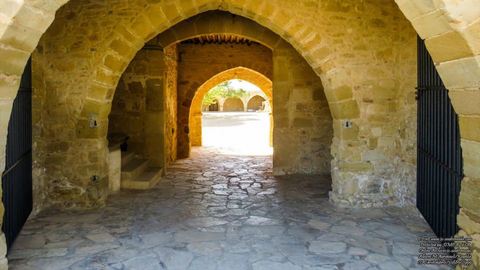 Η οχυρωματική είσοδος στην Μεσαιωνική Έπαυλη του αρχαιολογικού χώρου στην Παλαίπαφο