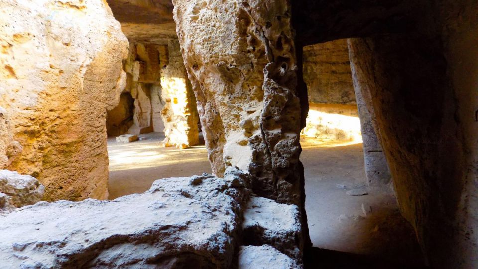 ΟΙ σπηλιές που δημιουργήθηκαν από την αφαίρεση του δομικού υλικού για να κτιστεί η Νέα Πάφος από τον Κινύρα 