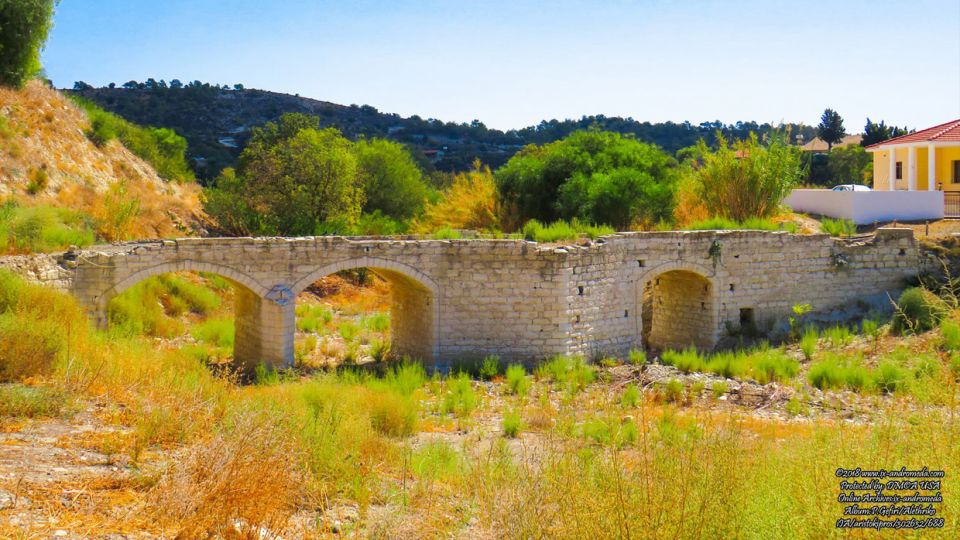 Το πέτρινο γεφύρι στο χωριό Αλεθρικό αποτελεί παραδοσιακό μνημείο και πρέπει να προστατευθεί