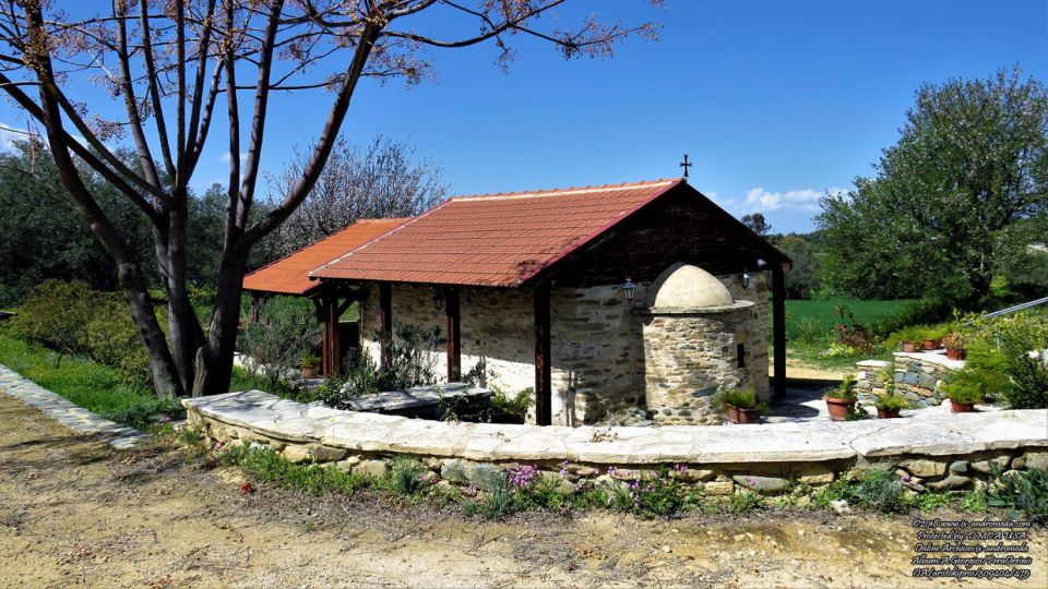 Στα Πέρα Ορεινής βρίσκεται εξωκλήσι αφιερωμένο στον Άγιο Γεώργιο