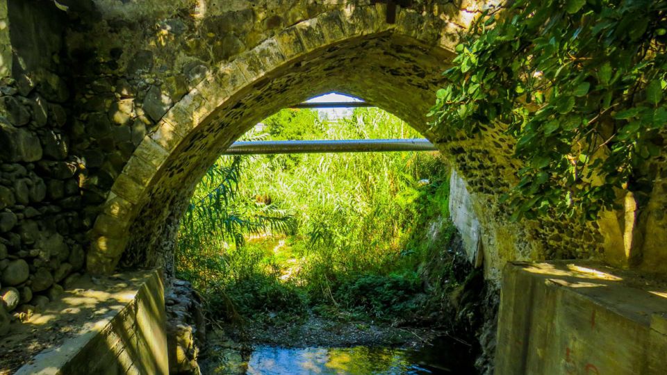 Το παλιό πέτρινο γεφύρι της Κοράκου βρίσκεται δίπλα από τον νερόμυλο